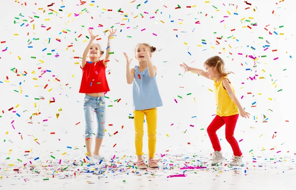 Niños Felices Vacaciones Divertirse Saltar Confeti Multicolor Sobre Fondo Blanco —  Fotos de Stock