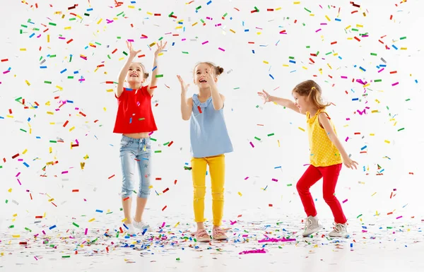 Bambini Felici Vacanza Divertono Saltano Coriandoli Multicolori Sfondo Bianco — Foto Stock