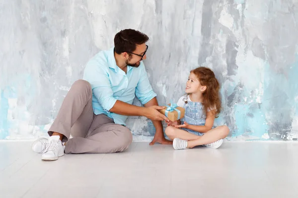 Día Del Padre Feliz Familia Hija Abrazando Papá Risas Cerca — Foto de Stock