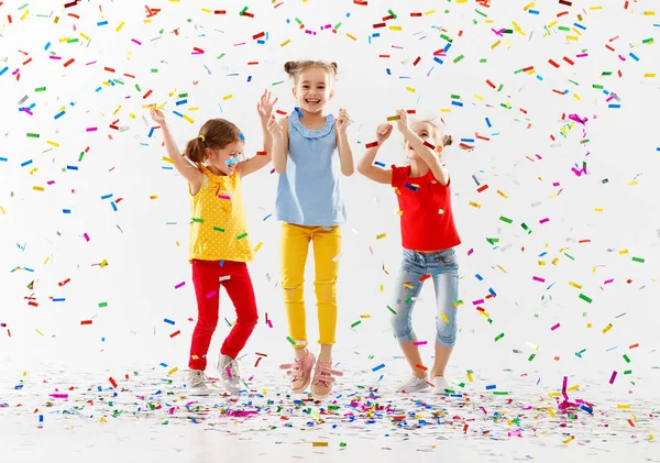 Niños Felices Vacaciones Divertirse Saltar Confeti Multicolor Sobre Fondo Blanco —  Fotos de Stock