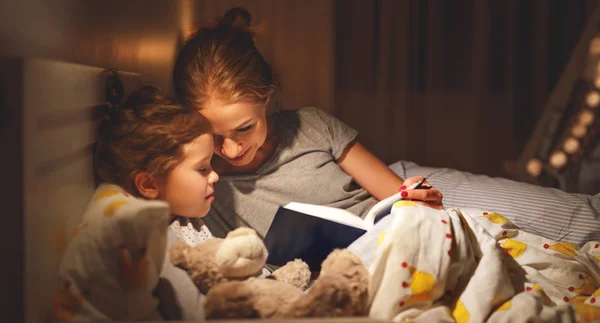 Moeder Kind Dochter Lezen Boek Bed Voordat Gaan Slapen — Stockfoto