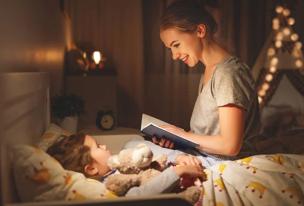 Moeder Kind Dochter Lezen Boek Bed Voordat Gaan Slapen — Stockfoto