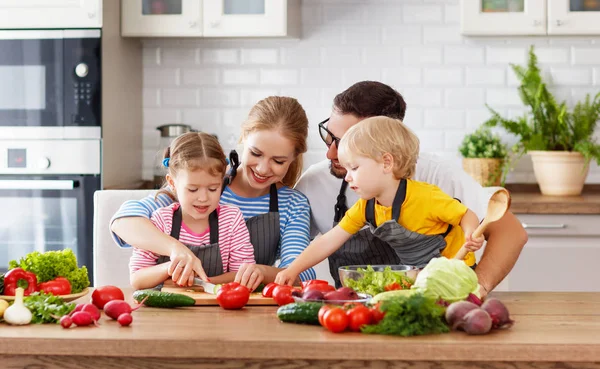 Familia Feliz Con Los Niños Preparando Ensalada Verduras Hom —  Fotos de Stock