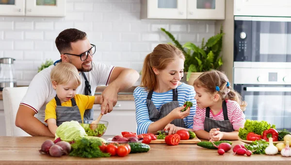 快乐的家庭与孩子准备蔬菜沙拉在磡 — 图库照片