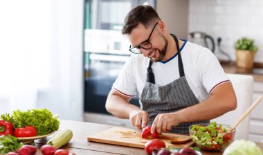 mutlu adam kitche sebze salatası hazırlama