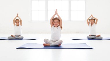 Yoga ve gy jimnastik yapıyor çocuk kız