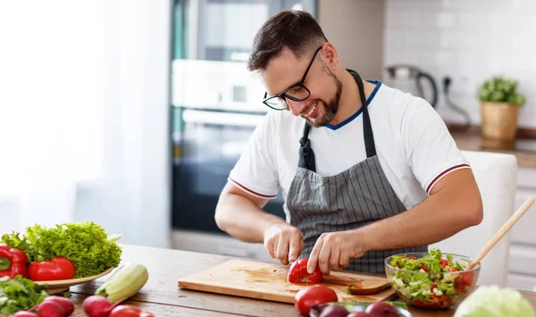 Homem Feliz Preparando Salada Legumes Cozinha — Fotografia de Stock