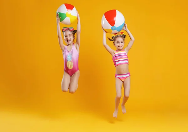 Divertidos Niños Felices Divertidos Trajes Baño Gafas Natación Saltando Sobre — Foto de Stock