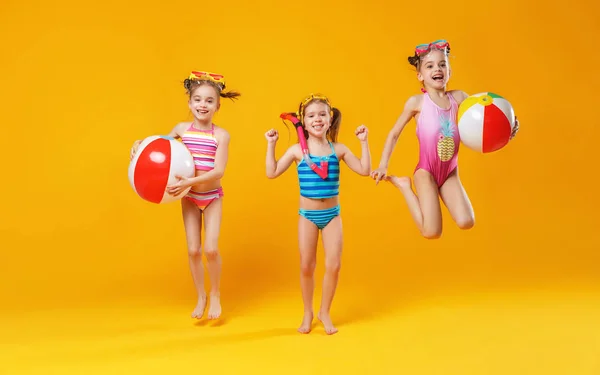 Divertidos Niños Felices Divertidos Trajes Baño Gafas Natación Saltando Sobre — Foto de Stock