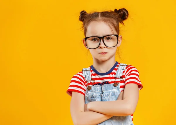 Renkli Bir Arka Plan Üzerine Gözlüklü Kız Komik Çocuk — Stok fotoğraf