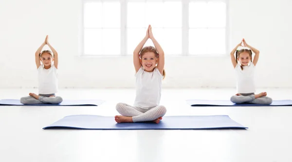 Enfants Filles Faire Yoga Gymnastique Dans — Photo