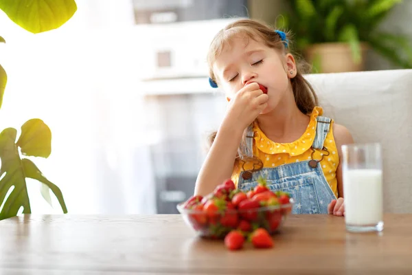 Glückliches Baby Mädchen Isst Erdbeeren Mit Milch Bei Hom — Stockfoto