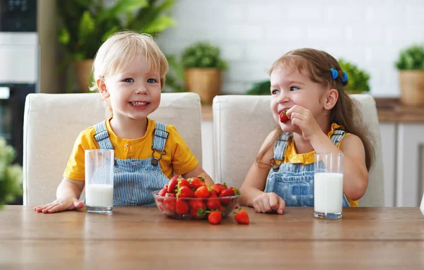 Crianças Felizes Menina Menino Irmão Irmã Comendo Morangos Com Mil — Fotografia de Stock