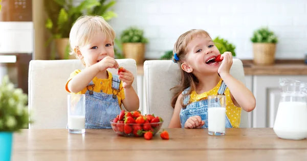 Crianças Felizes Menina Menino Irmão Irmã Comendo Morangos Com Mil — Fotografia de Stock