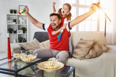 Bir aile bir futbol hom televizyonda maçı izlerken fanlar