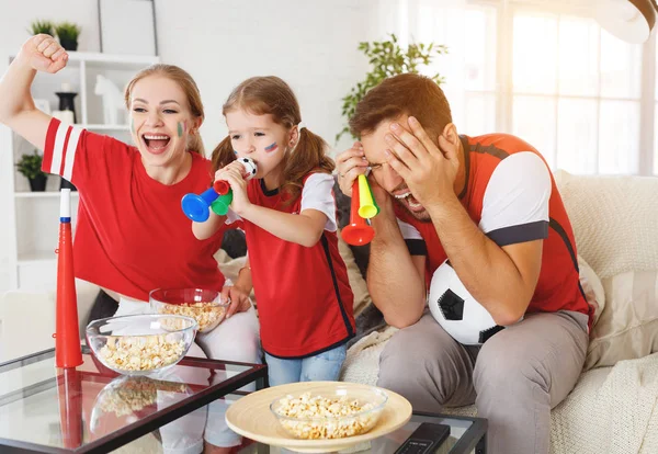 Bir aile bir futbol hom televizyonda maçı izlerken fanlar