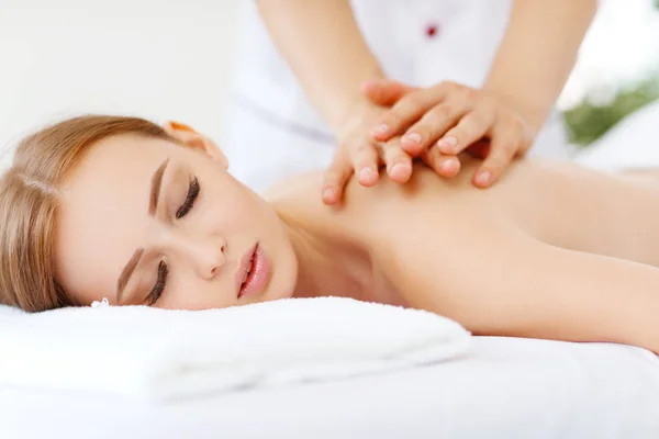 Vacker Flicka Åtnjuter Massage Och Spa Behandling — Stockfoto