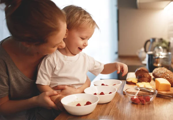 Приготування Сімейного Сніданку Мати Дитина Син Готують Кашу Морніні — стокове фото