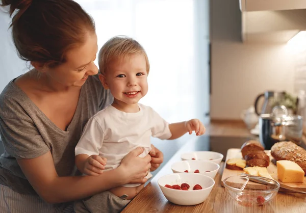 Przygotowanie Śniadania Dla Rodzin Dziećmi Matka Dziecko Syn Cook Owsianka — Zdjęcie stockowe