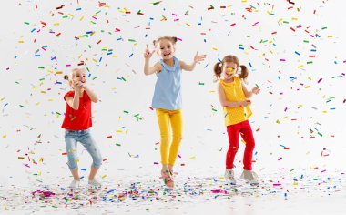 eğlenceli ve çok renkli konfeti üzerinde beyaz adam atlama tatil günlerinde mutlu çocuk sahibi