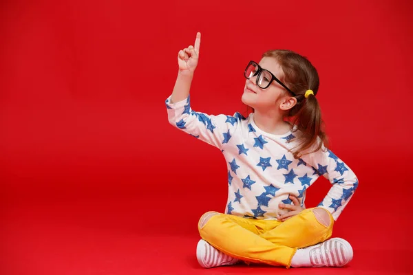 Roliga Barn Flicka Glasögon Färgad Bakgrund — Stockfoto