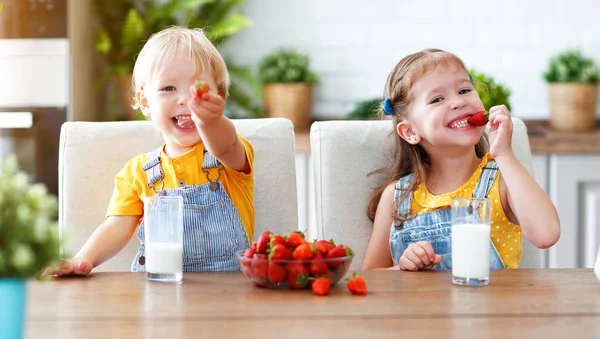 Feliz Niña Niño Hermano Hermana Comiendo Fresas Con Mil — Foto de Stock