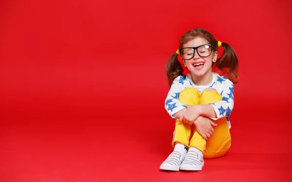 Drôle Fille Enfant Portant Des Lunettes Sur Fond Coloré — Photo