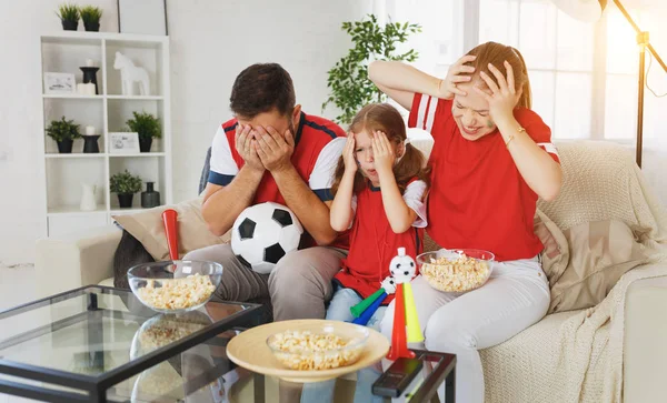 Uma Família Fãs Assistindo Jogo Futebol Hom — Fotografia de Stock