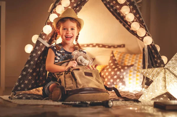 Divertente Felice Turista Bambina Con Torcia Elettrica Mappa Del Mondo — Foto Stock