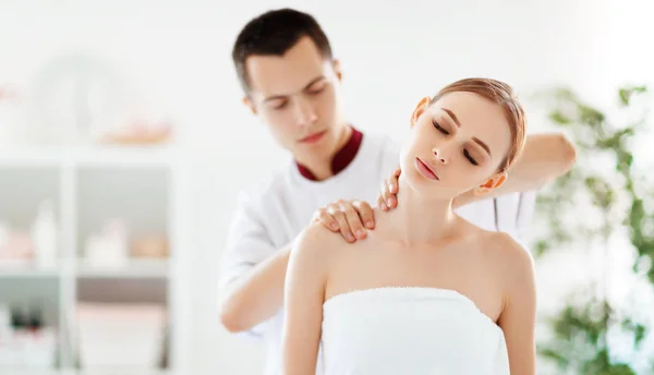 Beautiful Girl Enjoys Massage Spa Treatment — Stock Photo, Image