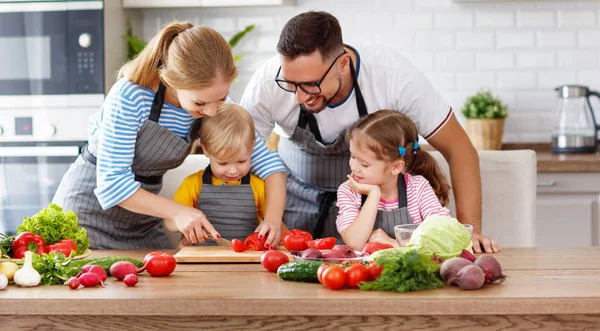 Família Feliz Com Crianças Que Preparam Salada Vegetal Hom — Fotografia de Stock