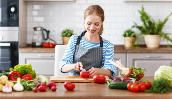 快乐的妇女准备蔬菜沙拉在 Kitche — 图库照片