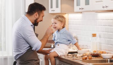 mutlu aile mutfak. Baba ve çocuk evlat çerezleri togethe pişirme