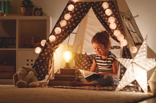 Felice Bambina Ridendo Leggendo Libro Buio Una Tenda Hom — Foto Stock