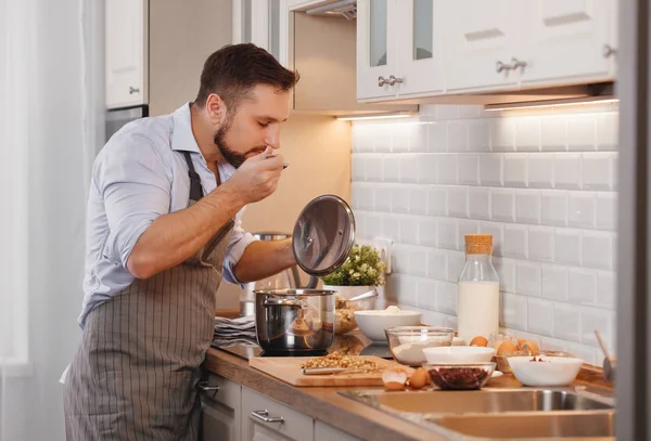 Homem Cozinha Assando Biscoitos Pastelaria Hom — Fotografia de Stock