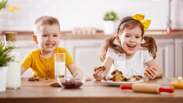Niños Felices Hermano Hermana Comiendo Galletas Bebiendo Mil —  Fotos de Stock