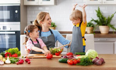 hom, sebze salatası hazırlama çocuk anne