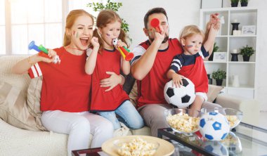Bir aile bir futbol hom televizyonda maçı izlerken fanlar