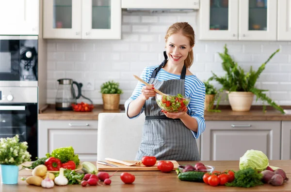 快乐的妇女准备蔬菜沙拉在 Kitche — 图库照片