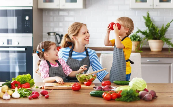 Mutter Mit Kindern Bereitet Gemüsesalat Bei Hom — Stockfoto