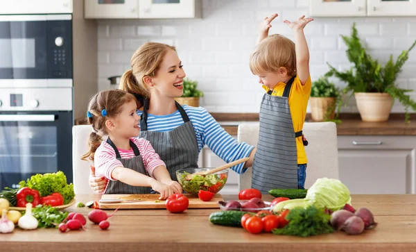 Mutter Mit Kindern Bereitet Gemüsesalat Bei Hom — Stockfoto