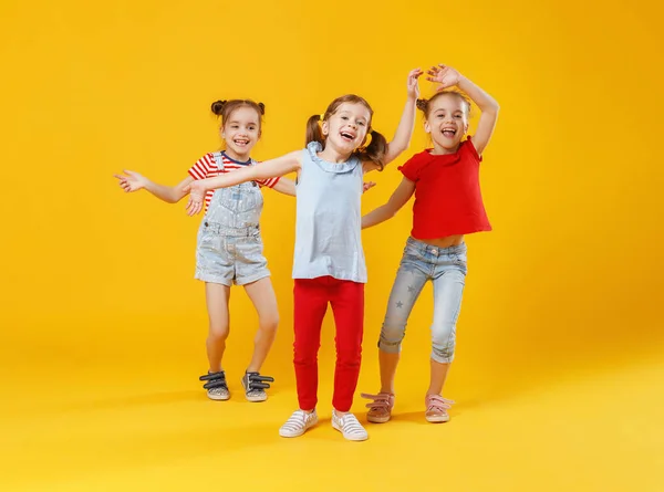 Crianças Engraçadas Meninas Pulando Backgroun Amarelo Colorido — Fotografia de Stock