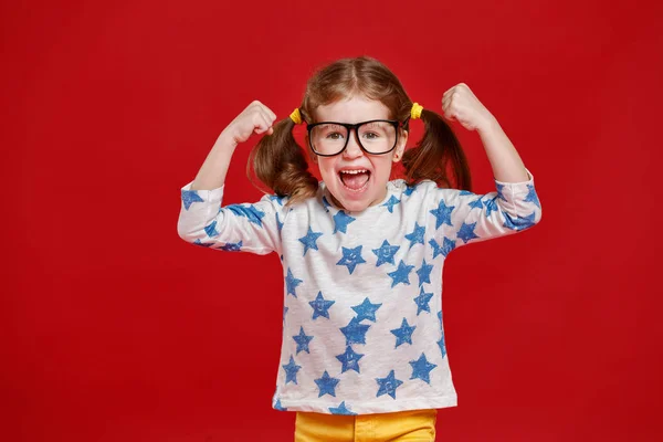 Grappige Kind Meisje Met Bril Een Gekleurde Achtergrond — Stockfoto