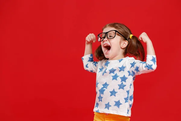 Αστείο Παιδί Κορίτσι Φορώντας Γυαλιά Έγχρωμο Φόντο — Φωτογραφία Αρχείου