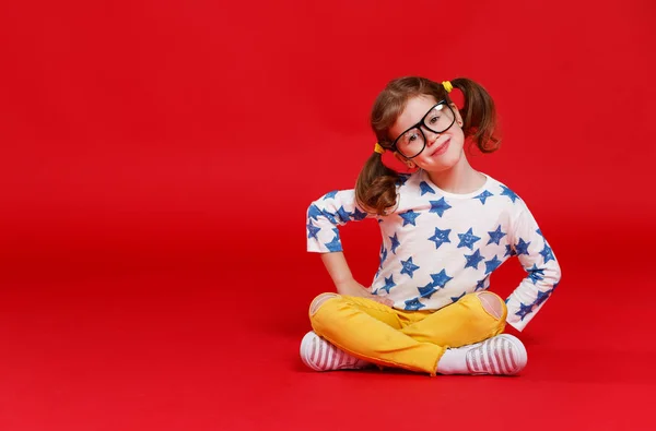 Zabawne Dziecko Dziewczyna Okularach Kolorowym Tle — Zdjęcie stockowe