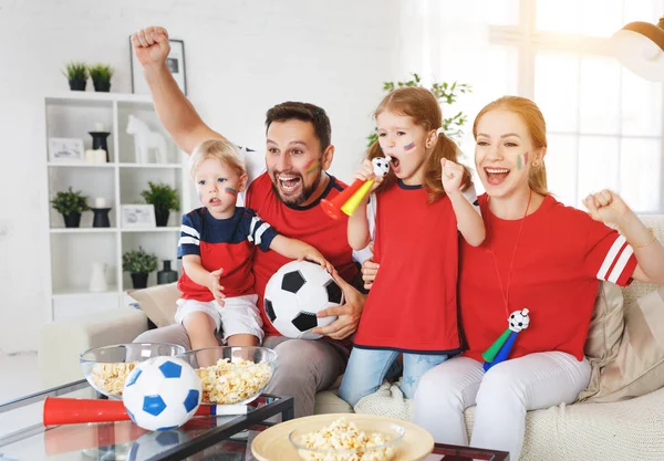 Eine Familie Von Fans Die Ein Fußballspiel Fernsehen Hom — Stockfoto