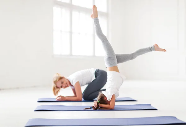 Mère Avec Enfant Pratiquant Yoga Dans Headstan — Photo