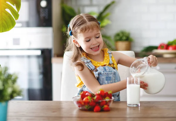 Щаслива Дівчинка Їсть Полуницю Молоком Вдома — стокове фото