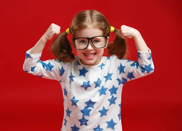 Αστείο Παιδί Κορίτσι Φορώντας Γυαλιά Έγχρωμο Φόντο — Φωτογραφία Αρχείου
