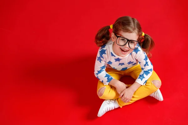 Lustiges Kindermädchen Mit Brille Auf Farbigem Hintergrund — Stockfoto